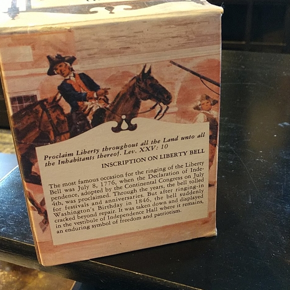 5 For 25.00/Avon Liberty Bell Plastic Decanter,Orig.box - Picture 3 of 7